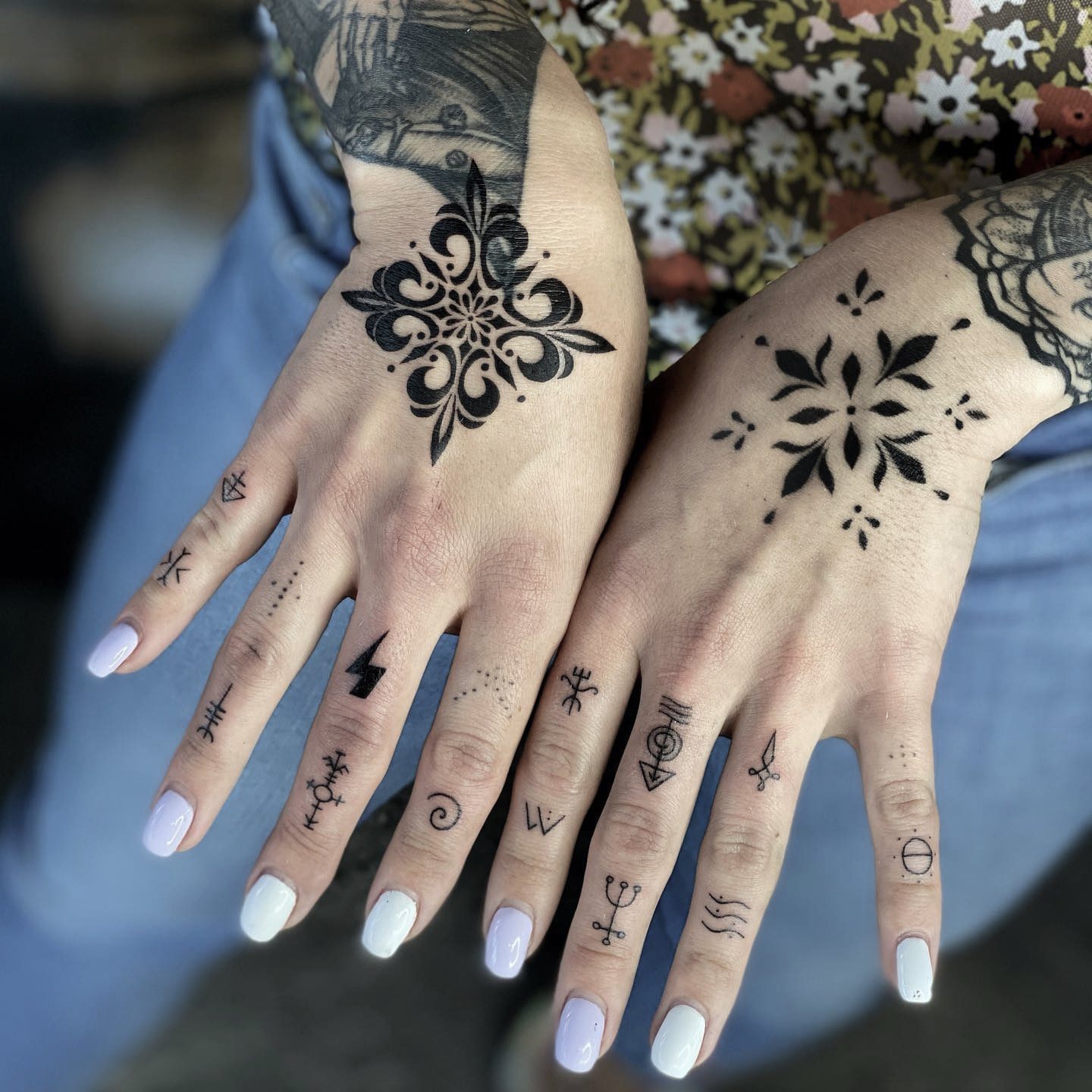 Татуировки на пальцах рук